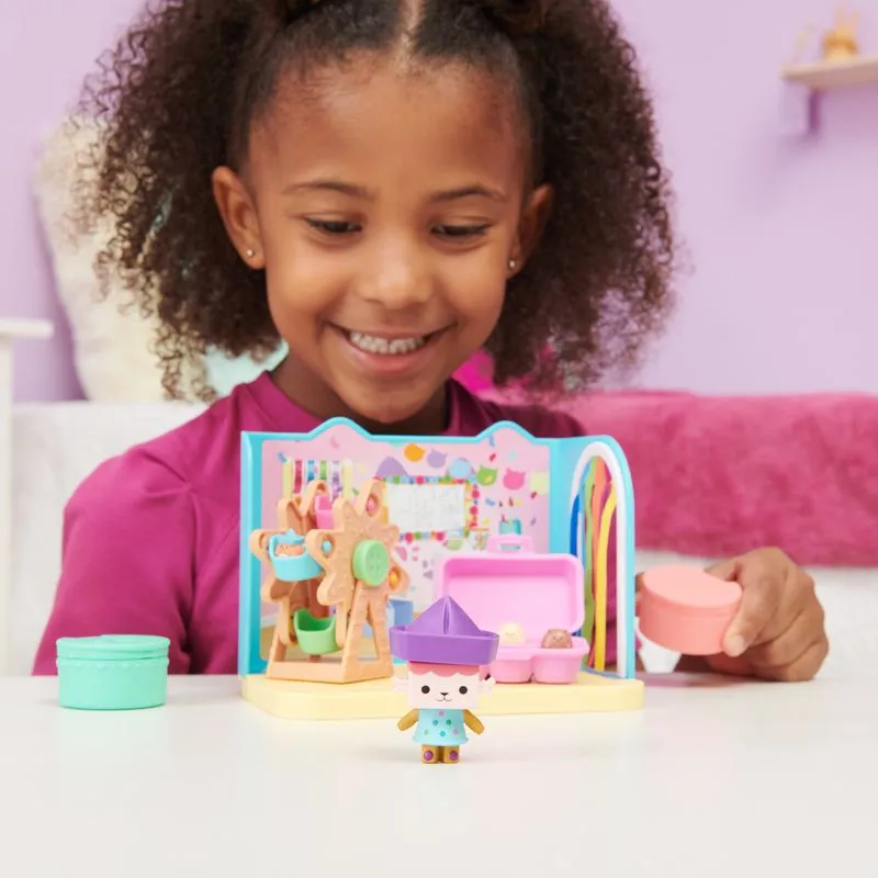 Dreamworks Gabby's Dollhouse Deluxe Room Baby Box Craft-A-Riffic Room