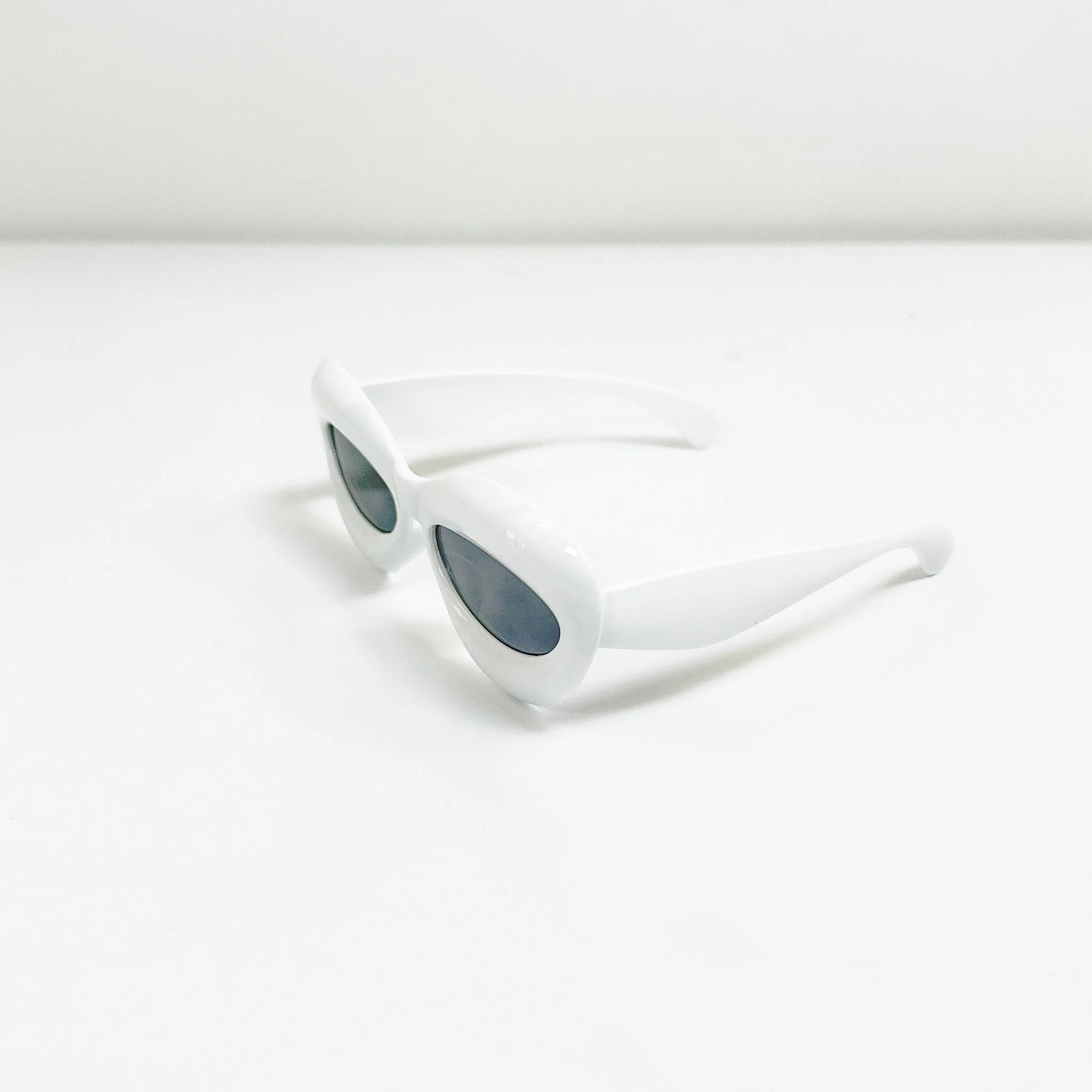 Loevve Sunnies - White